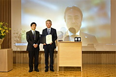 受賞者 川村 益彦 先生と記念撮影