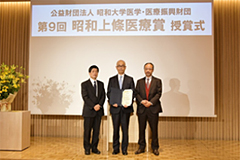 受賞者 山田 光彦 先生との記念撮影